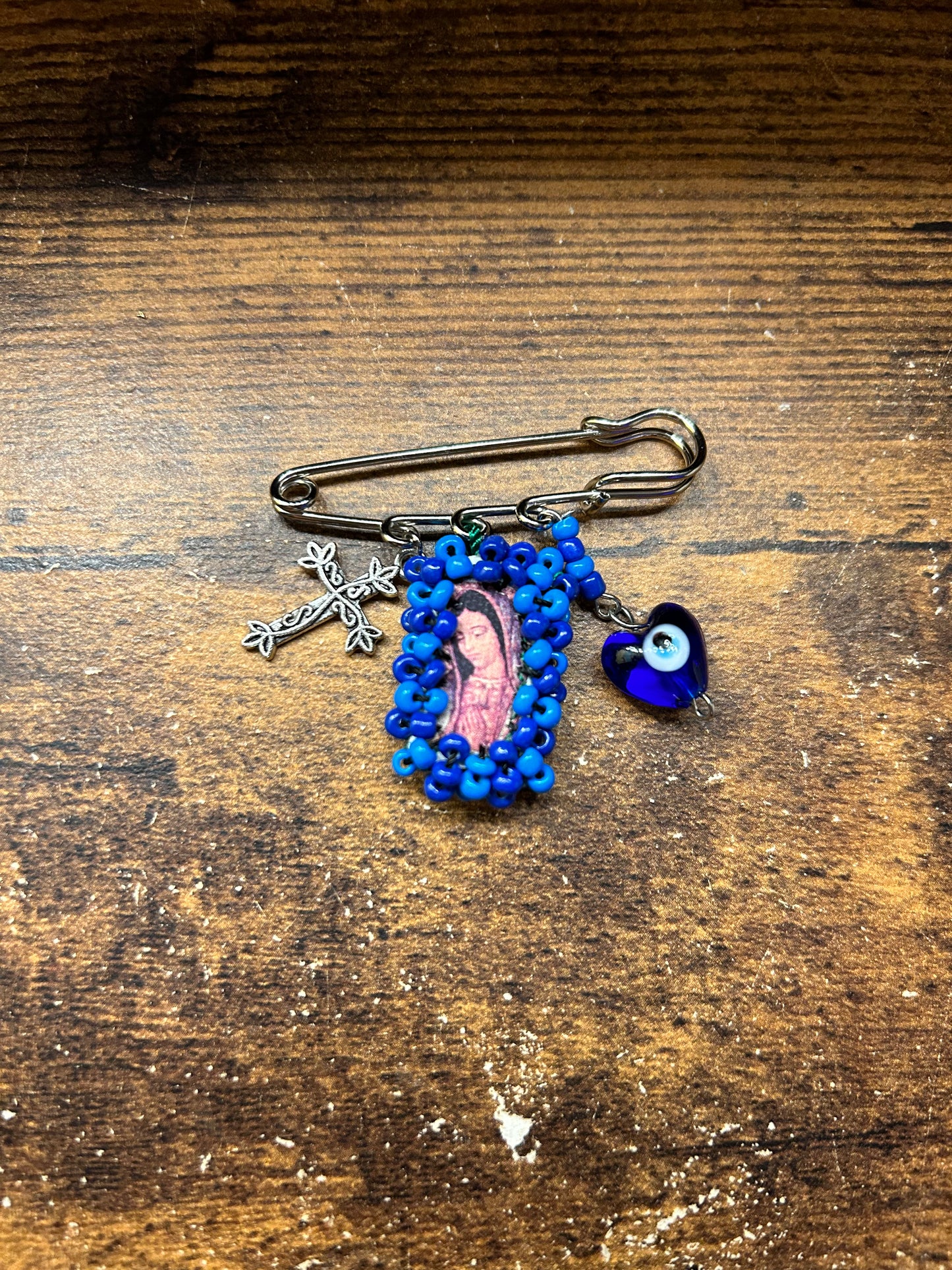 Pin con ojito en corazón